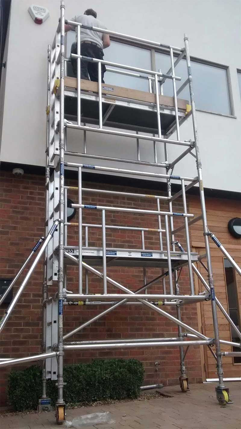 Aluminium access tower assembled for mechanical maintenance